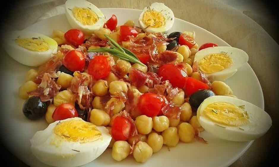 ensalada de garbanzos e ibéricos de bellota