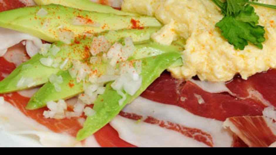 ensalada de ibéricos de bellota y aguacate