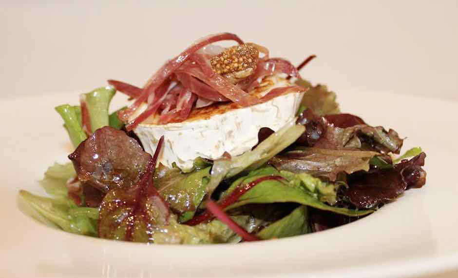 ensalada de ibéricos de bellota con queso de cabra