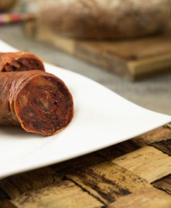 Corte al detalle de chorizo ibérico de bellota de Cerdoh