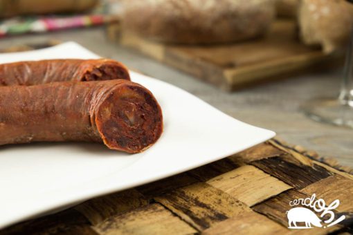Corte al detalle de chorizo ibérico de bellota de Cerdoh