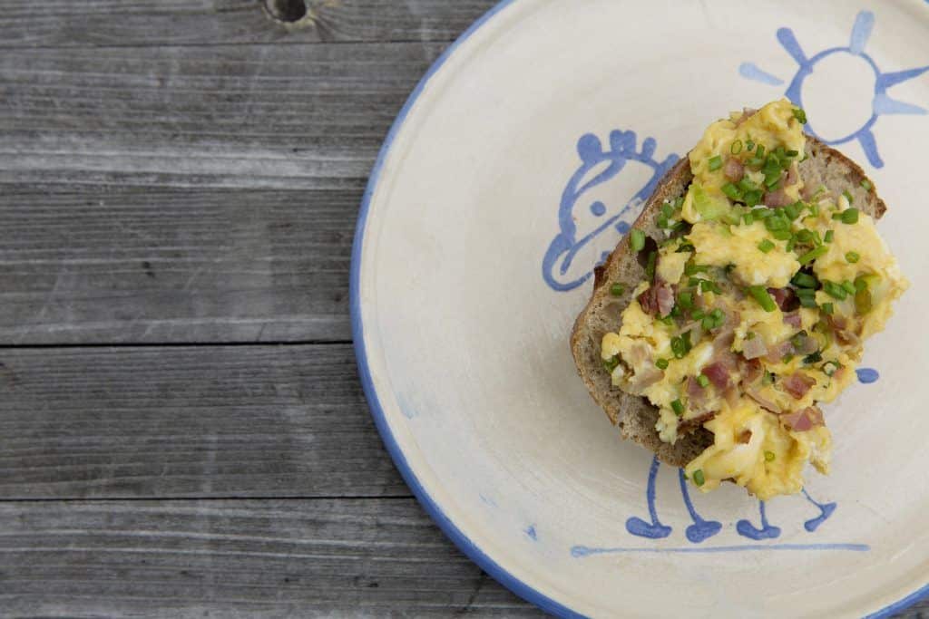 Huevos revueltos con jamón ibérico.