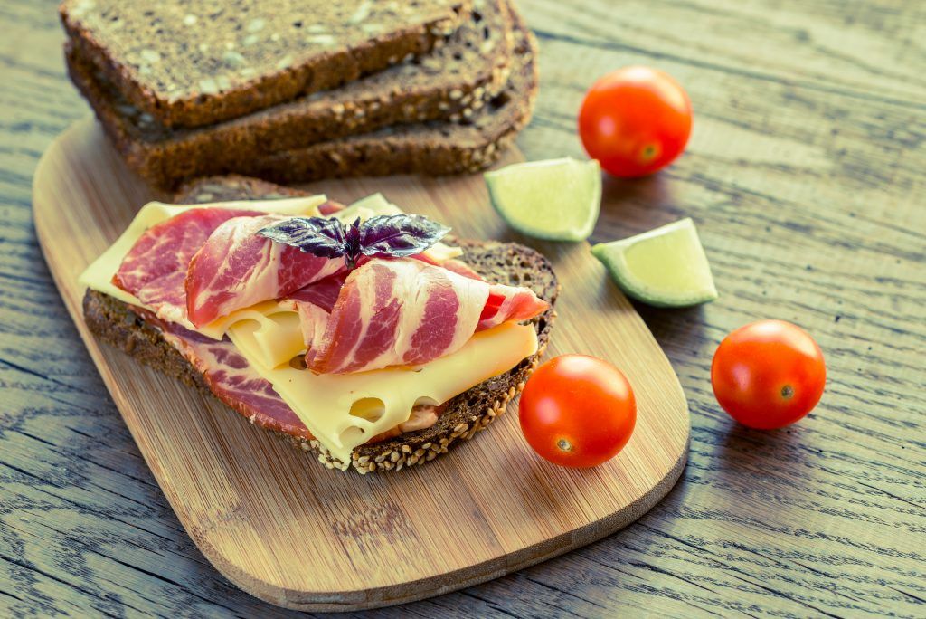 Desayunos con jamón ibérico ¡para comerse el día! sandwich with ham and cheese