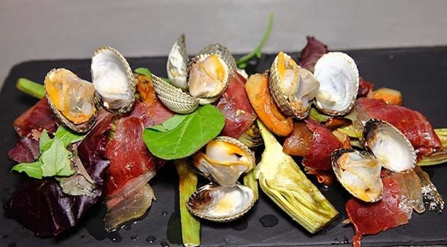 Receta de alcachofas con jamón ibérico.