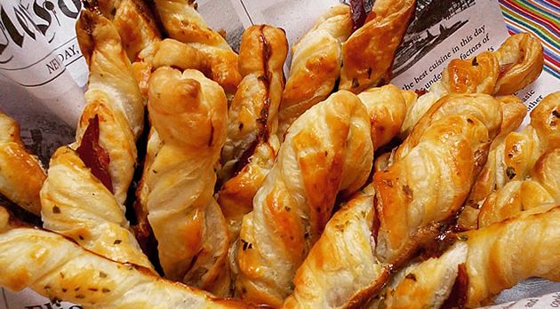 Recetas lazos de hojaldre de jamón ibérico.