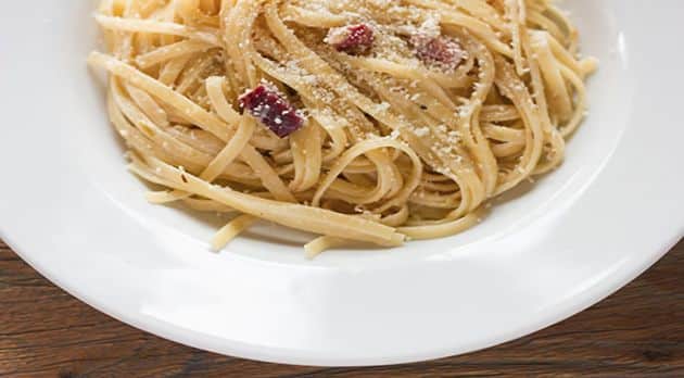 Receta de tallarines con jamón ibérico.