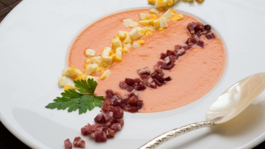 Recetas refrescantes con jamón para un verano muy ibérico salmorejo huevo jamon