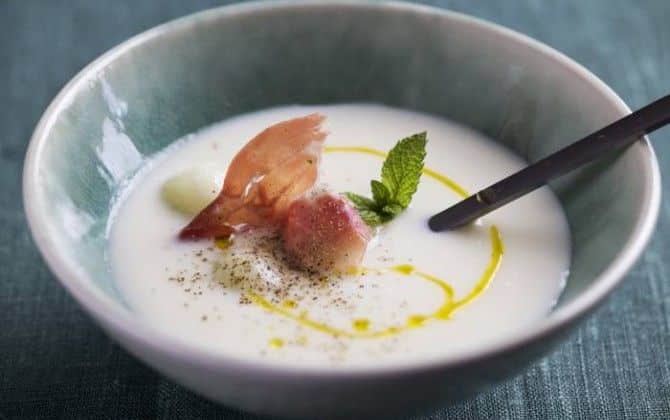 Recetas refrescantes con jamón para un verano muy ibérico sopa melon jamon