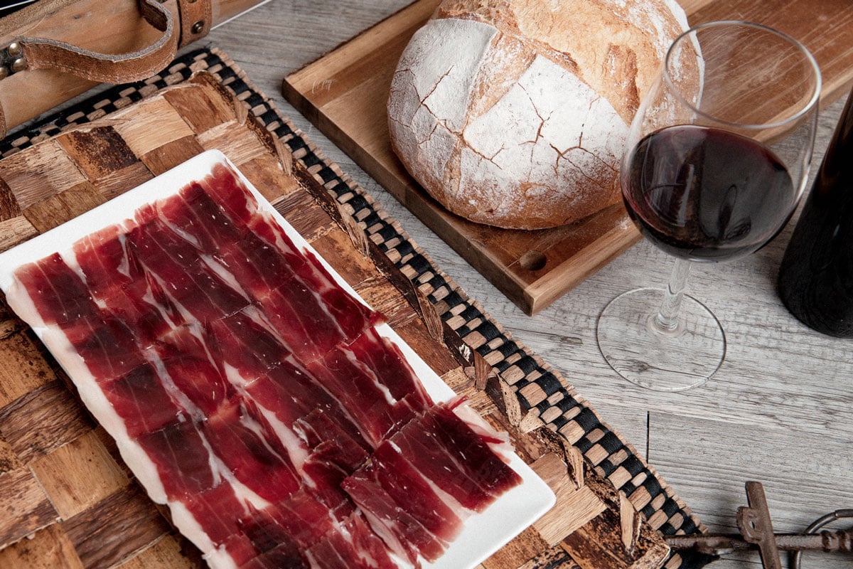 ¿Cuál es el tiempo de curación de los productos ibéricos? interior plato paleta a cuchillo