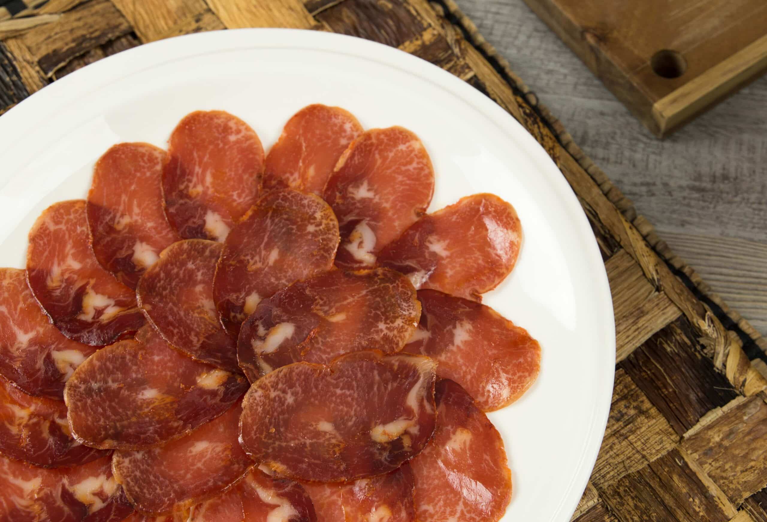 ¿Qué propiedades tiene el lomo embuchado? interior blog cerdoh lomo embuchado scaled