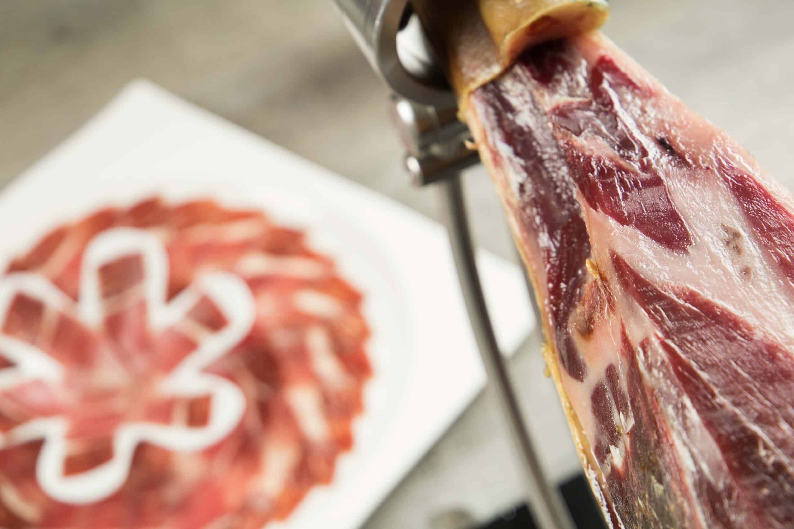 ¿Cómo es el proceso de elaboración del jamón ibérico de bellota? interior elaboración jamón scaled
