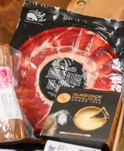 Detalle del contenido de la Cesta regalo La Castiza
